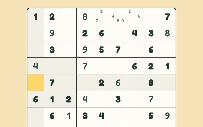 Tabuleiro de sudoku visto de perto: números dados em tinta escura, números escritos em verde, uma casa escolhida em dourado e anotações a lápis